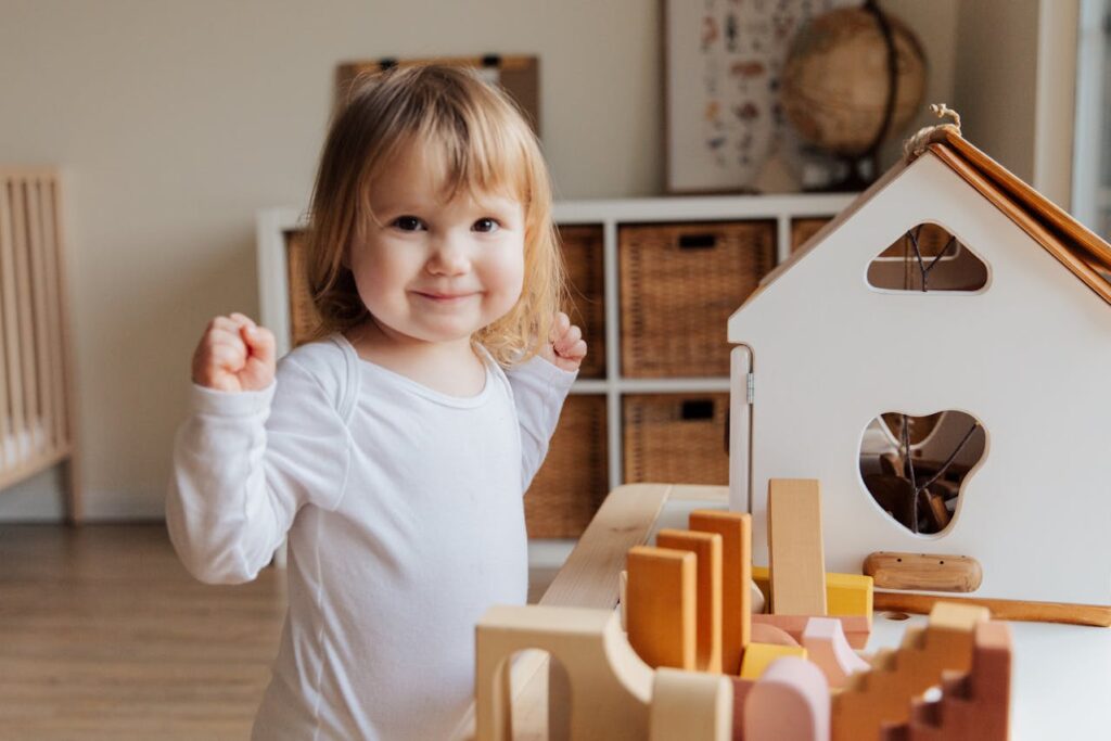 Dziecko w żłobku bawi się drewnianymi zabawkami edukacyjnymi